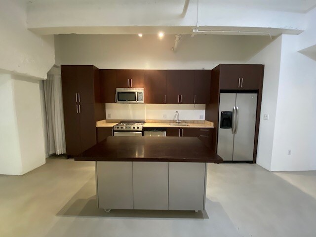 Foto del edificio - 849 S Broadway