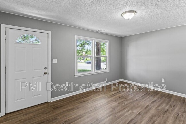 Building Photo - 5800 NE Antioch Rd