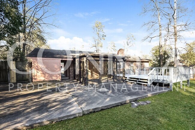 Building Photo - Lovely home centrally located!