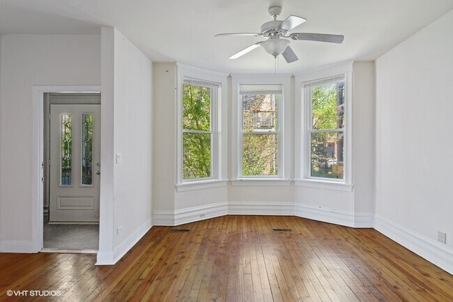 Living room - 739 W Melrose St