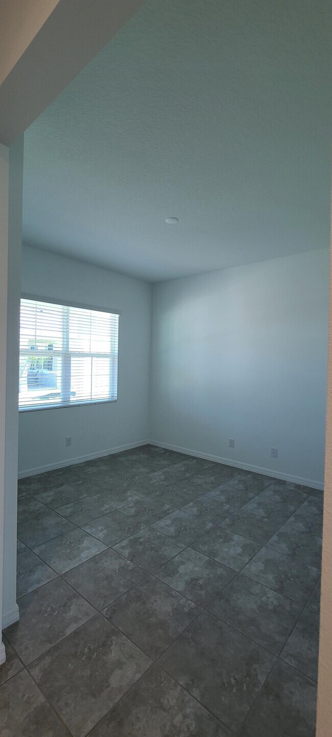Building Photo - 2099 Brillante Dr