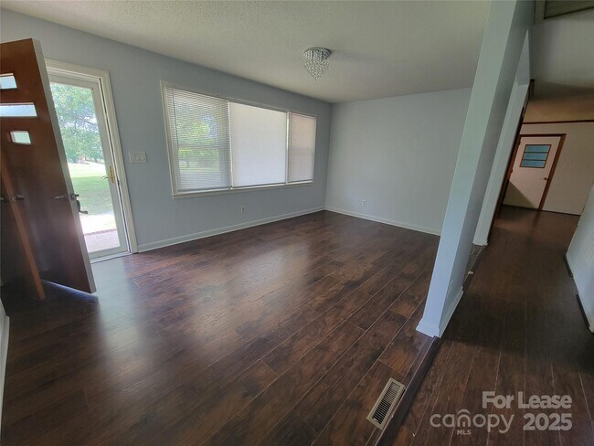 Foto del edificio - 1575 Simplicity Rd