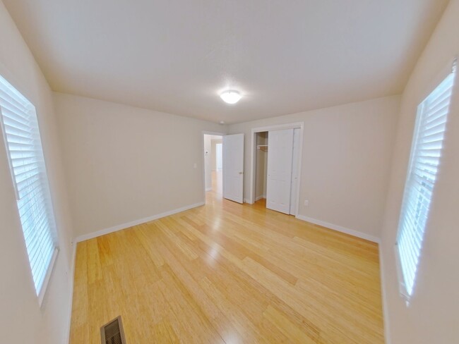Building Photo - Updated 3Bed/2Bath Home - HUGE Backyard!