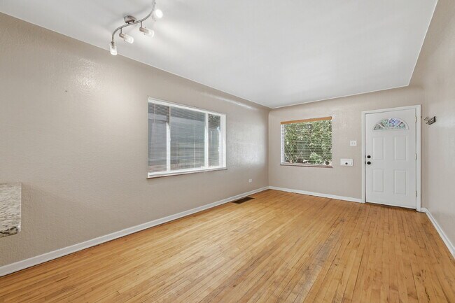 Foto del edificio - $2,895.95, 3-bed, 2-bath duplex in Denver with a washer and dryer and $300 off the first month's ...