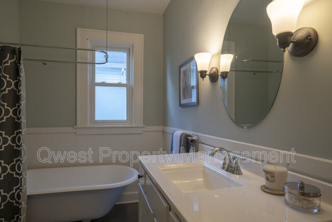 Foto del edificio - 806 Emerald Ave NE