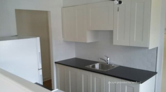 Building Photo - 1 Bedroom Apartment located along The King...