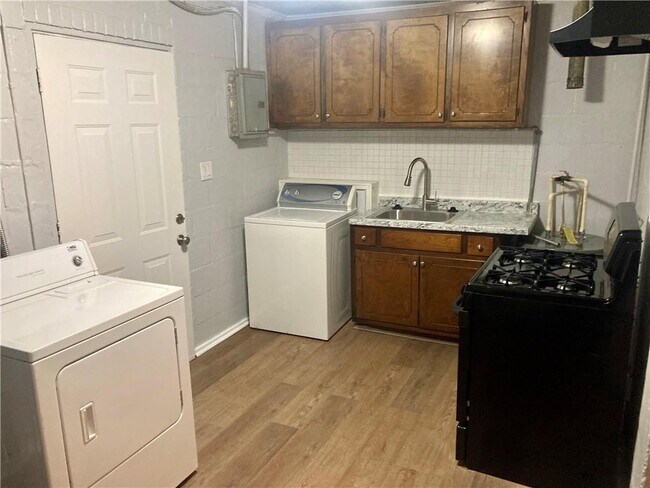 Building Photo - 442 Barlow St