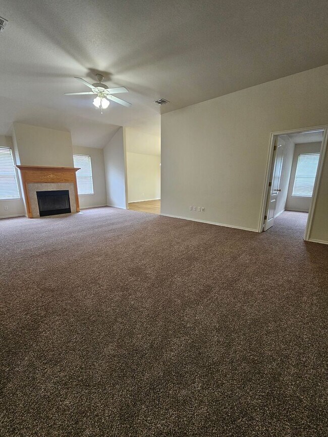 Building Photo - (3) Bed/(2) Bath In NE Norman Avail NOW!