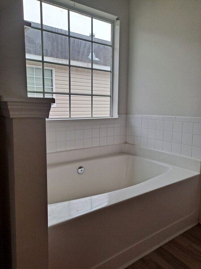 Foto del edificio - 5646 One Lake Way