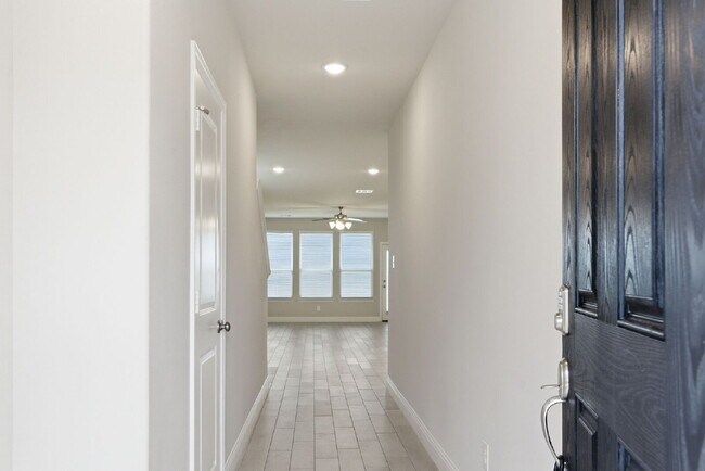 Foto del edificio - "Open-Concept 4-Bedroom, 2.5-Bath with Designer Finishes and Peaceful Greenbelt Views!"