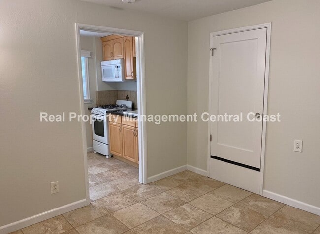 Building Photo - AVAILABLE NOW- Cozy 1 Bed / 1 Bath Pismo A...