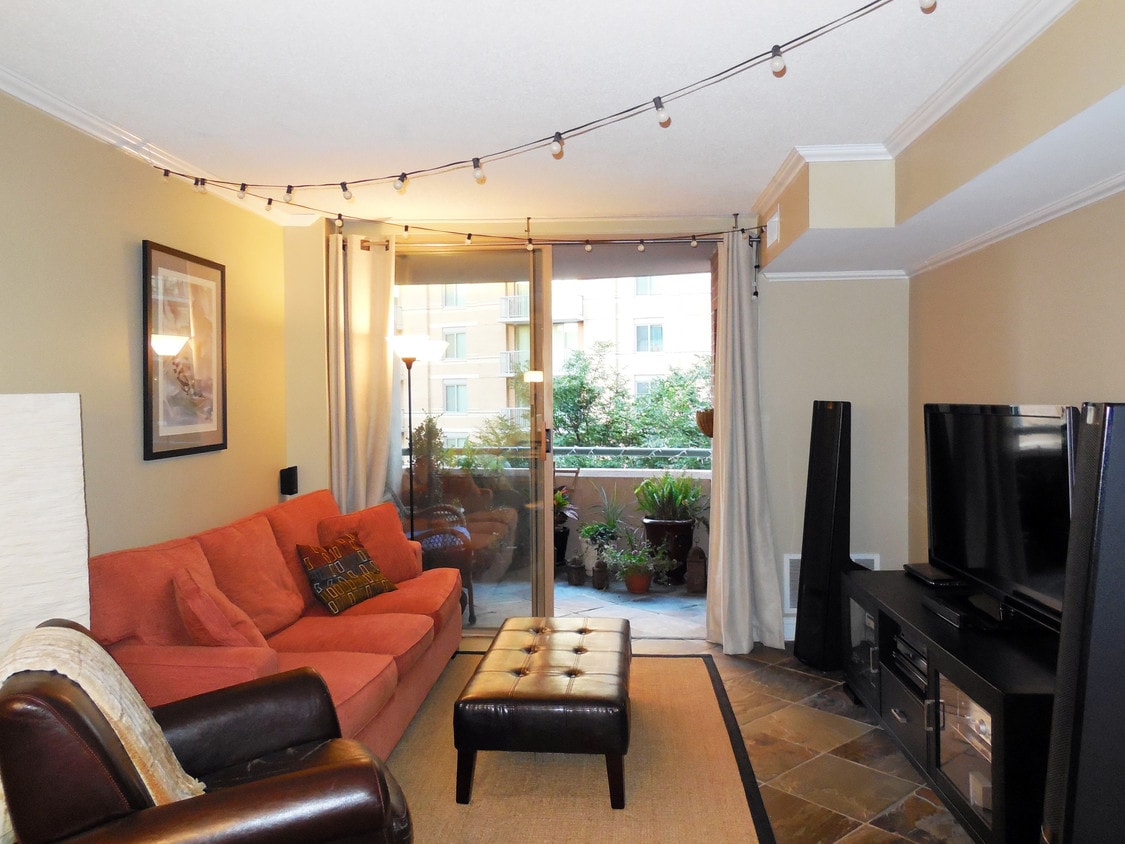 Living room - 4808 Moorland Ln