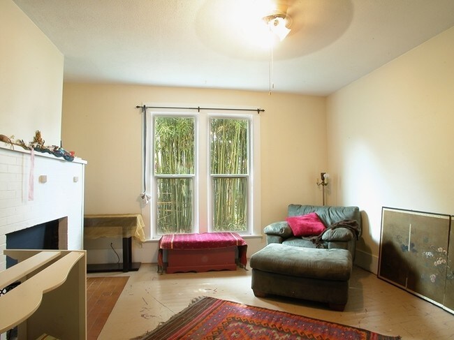 Interior Photo - 2423 H St