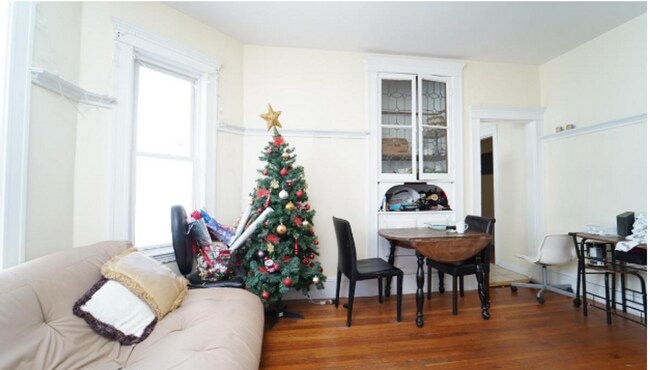 Building Photo - Incredible 4 bed 2 bath in Packard's Corne...