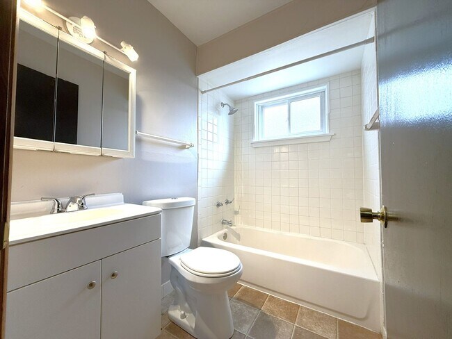 Foto del edificio - 11049 W Hampton Ave