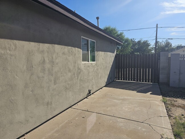 Building Photo - Charming Home 3 bedrooms 1 bath Large Yard.