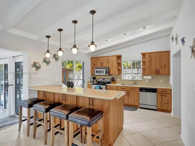 Building Photo - 2525 Gulfstream Ln