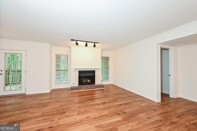 Building Photo - 201 Lenox Way NE