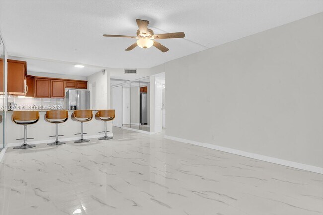 Foto del edificio - 9355 SW 8th St