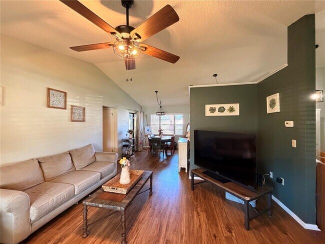 Foto del edificio - 7308 Fairwood Ave