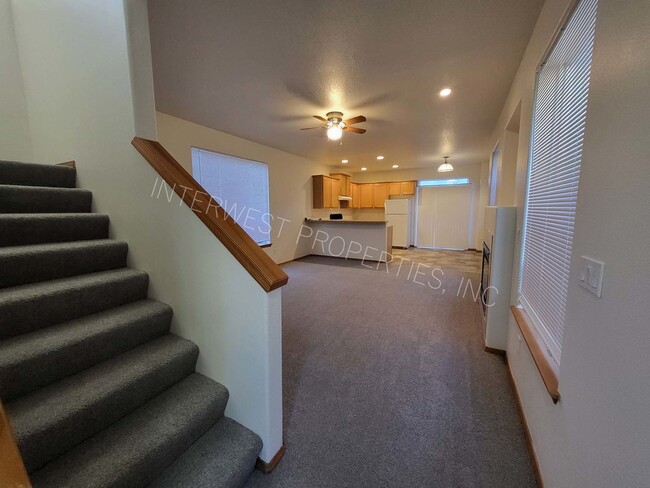 Foto del edificio - 3 Bed NE Pdx Home w/Gas Fireplace, Garage,...