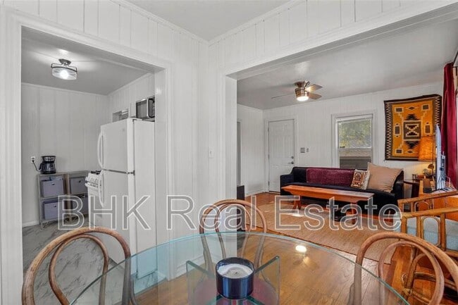 Foto del edificio - 1915 Clover Ln