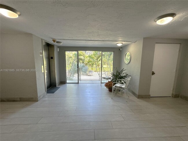 Foto del edificio - 7403 SW 82nd St