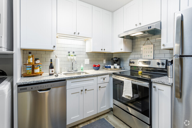 The Dakota, Kitchen - Ridgewood Apartments