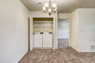 Building Photo - Oak Place