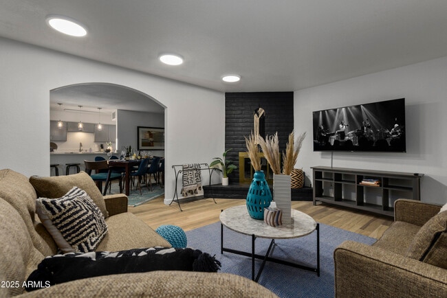 Building Photo - 320 E Geneva Dr