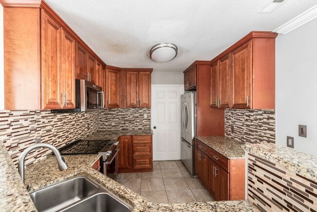 Building Photo - Newly Renovated 3 Bedroom Home Available e...