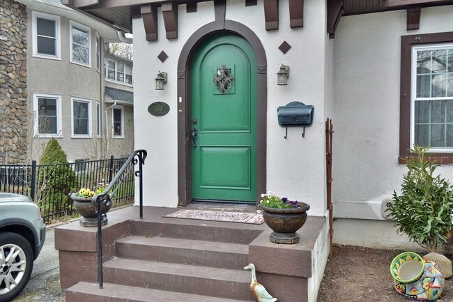 Building Photo - Charming 2 BR Apartment 2 Blocks to NYC Trans
