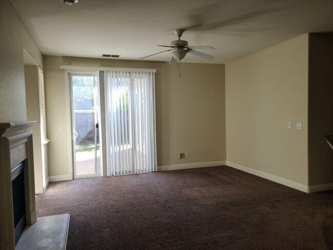 Foto del edificio - Nice 4 Bedroom, 2 Bath 1690 sqft., Anatoli...