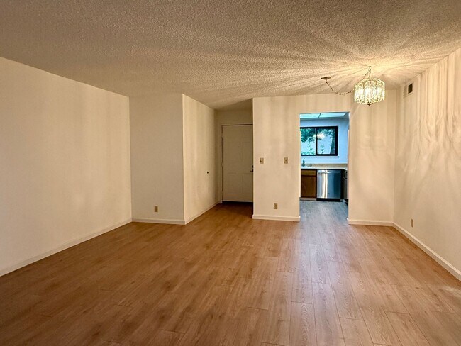 Building Photo - Must See This Updated 2 Bedroom, 1 Bathroom Condo in San Jose!