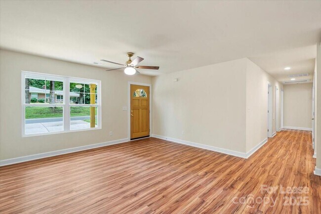 Foto del edificio - 2890 Shady Ln Ave
