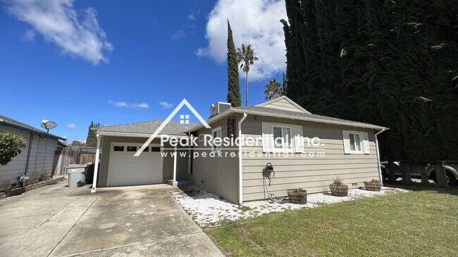 Building Photo - 3 br, 1 bath House - 1520 Michigan Blvd