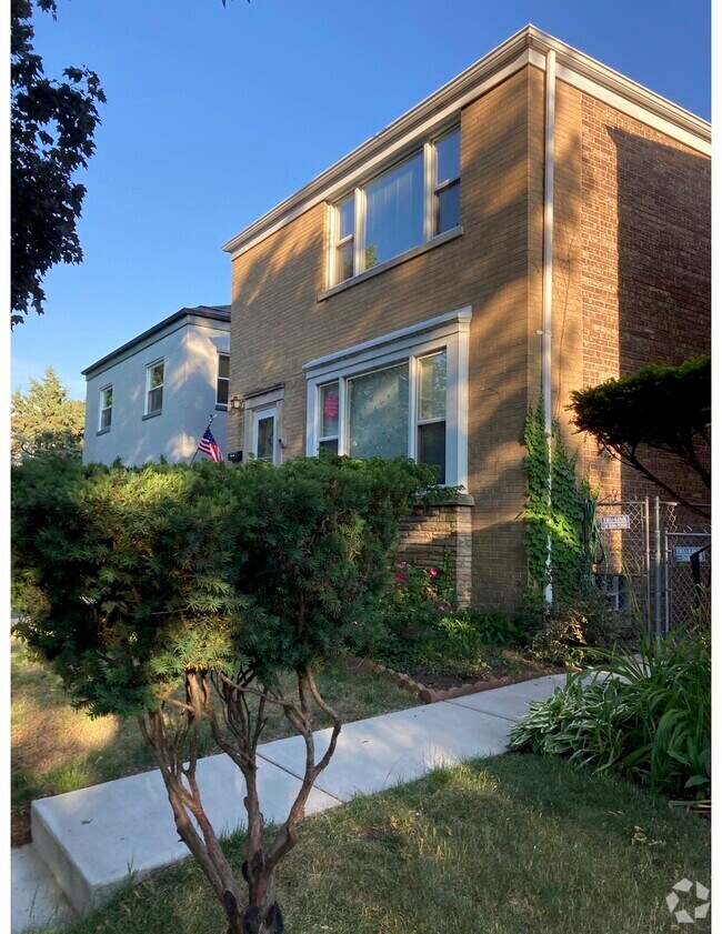 Building Photo - 2851 W Berwyn Ave