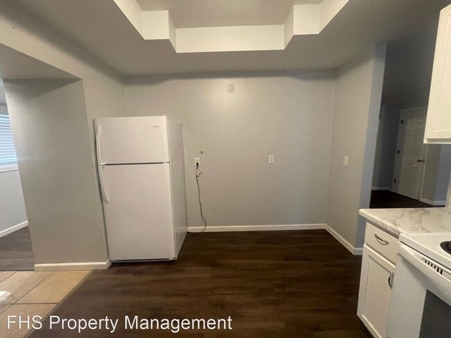 Building Photo - 3 br, 1 bath House - 645 W Webster Ave