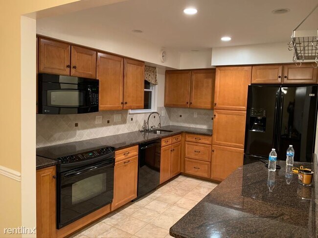 Building Photo - 4 br, 2 bath House - 2830 Truman Dr