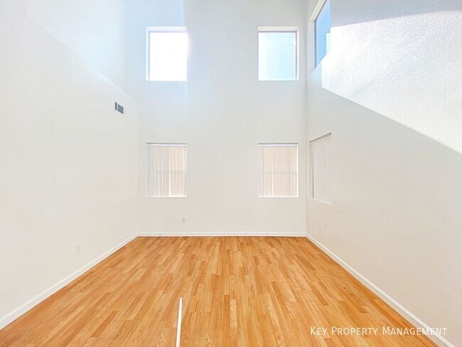 Foto del edificio - 4525 Coronado Hills Way