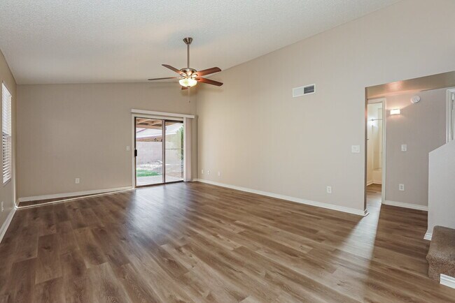 Foto del edificio - 4527 E Hampton Ave