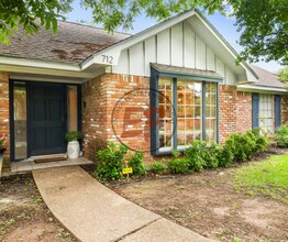 Building Photo - 712 Willow Creek Dr