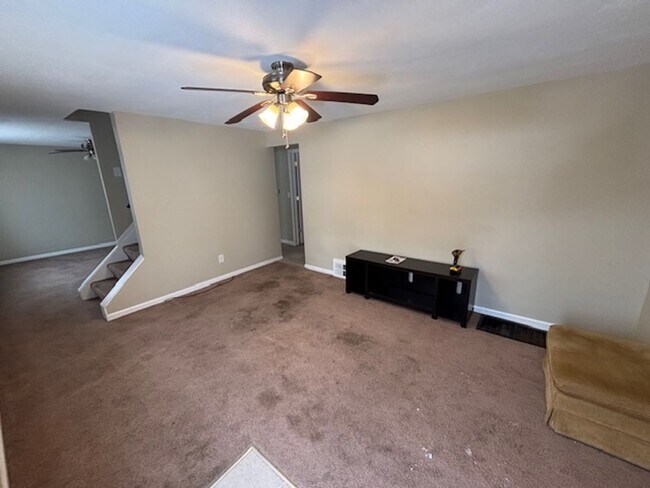 Foto del edificio - 3 bed/ 1 Bath Single Family Home Penn Hills