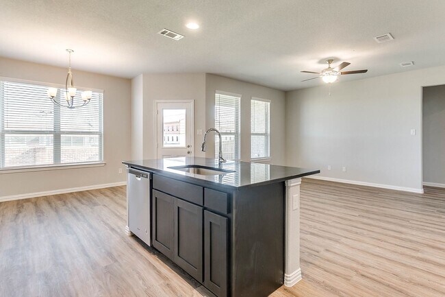 Building Photo - ? 1/2 Off First Month’s Rent! ?