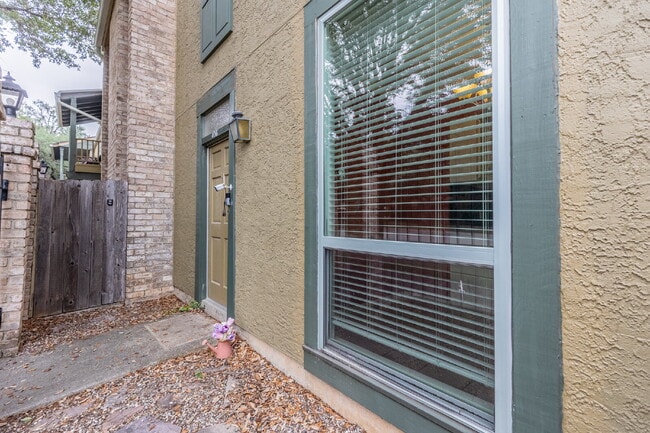 Building Photo - 3678 Hidden Dr