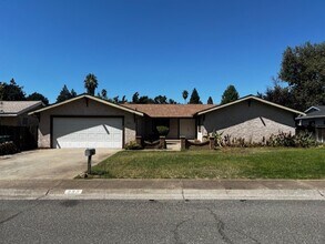 Building Photo - 980 St Clair Dr