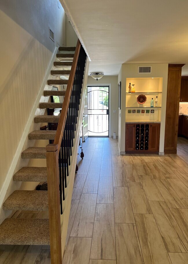 escaleras al altillo y bodega - 17738 Valle de Lobo Dr