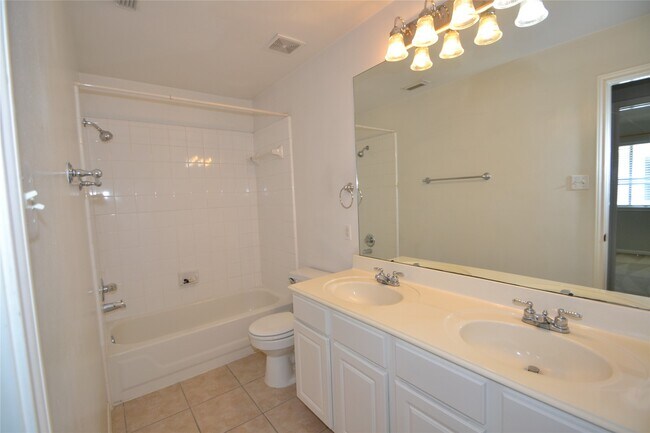 Foto del edificio - 15307 Amesbury Ln