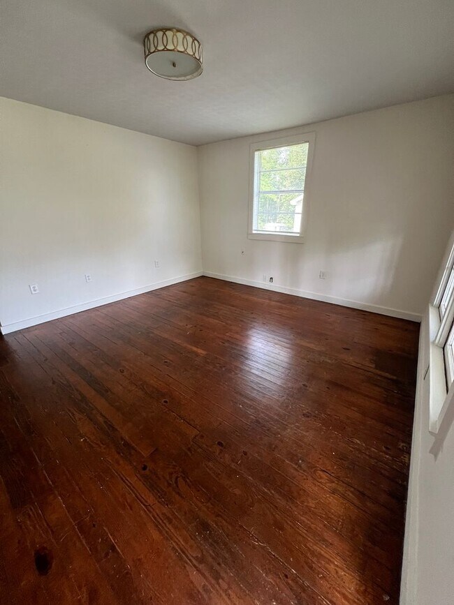 Building Photo - Standalone home with yard close to Square!