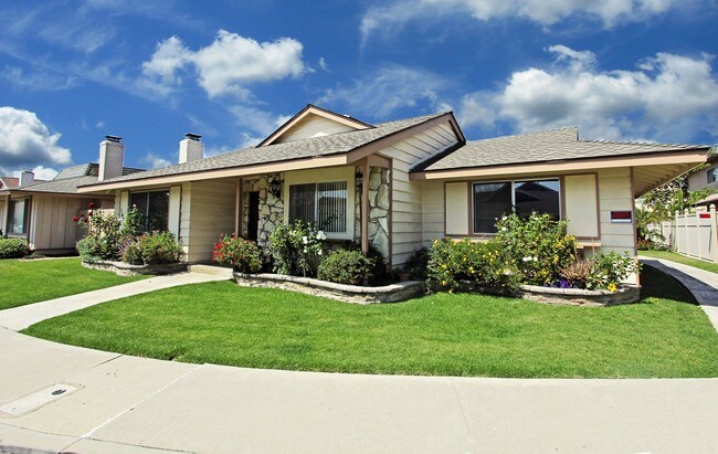 Foto del edificio - 16561 Kellog Cir